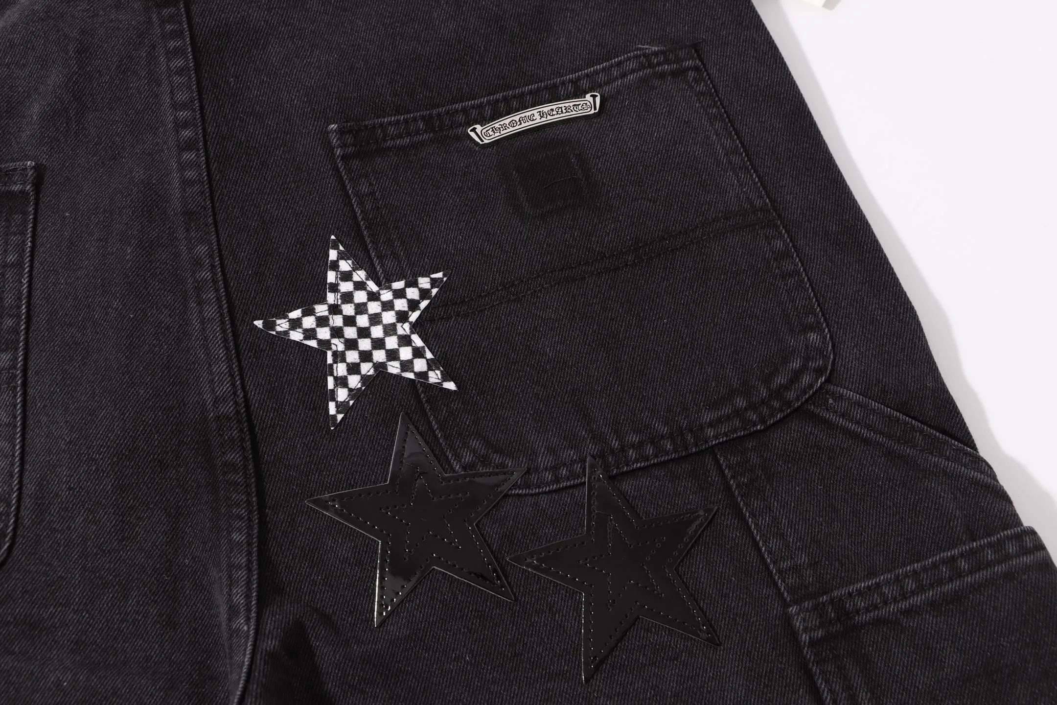 P260 Style number: H44 Croxin & 𝐂𝐡𝐫𝐨𝐦𝐞 𝐇𝐞𝐚𝐫𝐭 ss25 black mosaic star pattern leather denim workwear logging pants. Styles with different washed textures are very friendly to people with thin legs. The slightly flared version perfectly modifies the leg shape. The timeless and moderate length makes it easy to match and match. It is the basis for various styles and is a must-have in your wardrobe! The fabric is stiff but also makes the upper body soft without losing texture. The washing process is even more perfect. It is a must-have item for everyone! ! ! Washed wheat, hang tag, pants label, three labels complete Color: black Size: 30-32-34-36